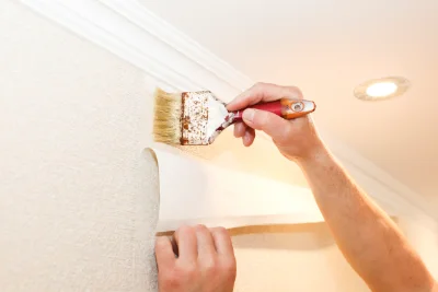 Pose de papier peint à Crémieu — revêtements muraux et toiles de verre